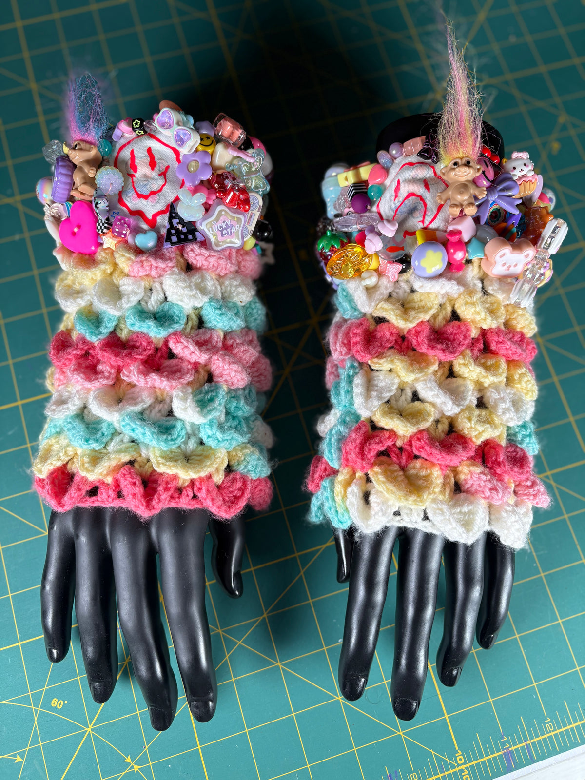 MIXED FEELINGS Fingerless gloves