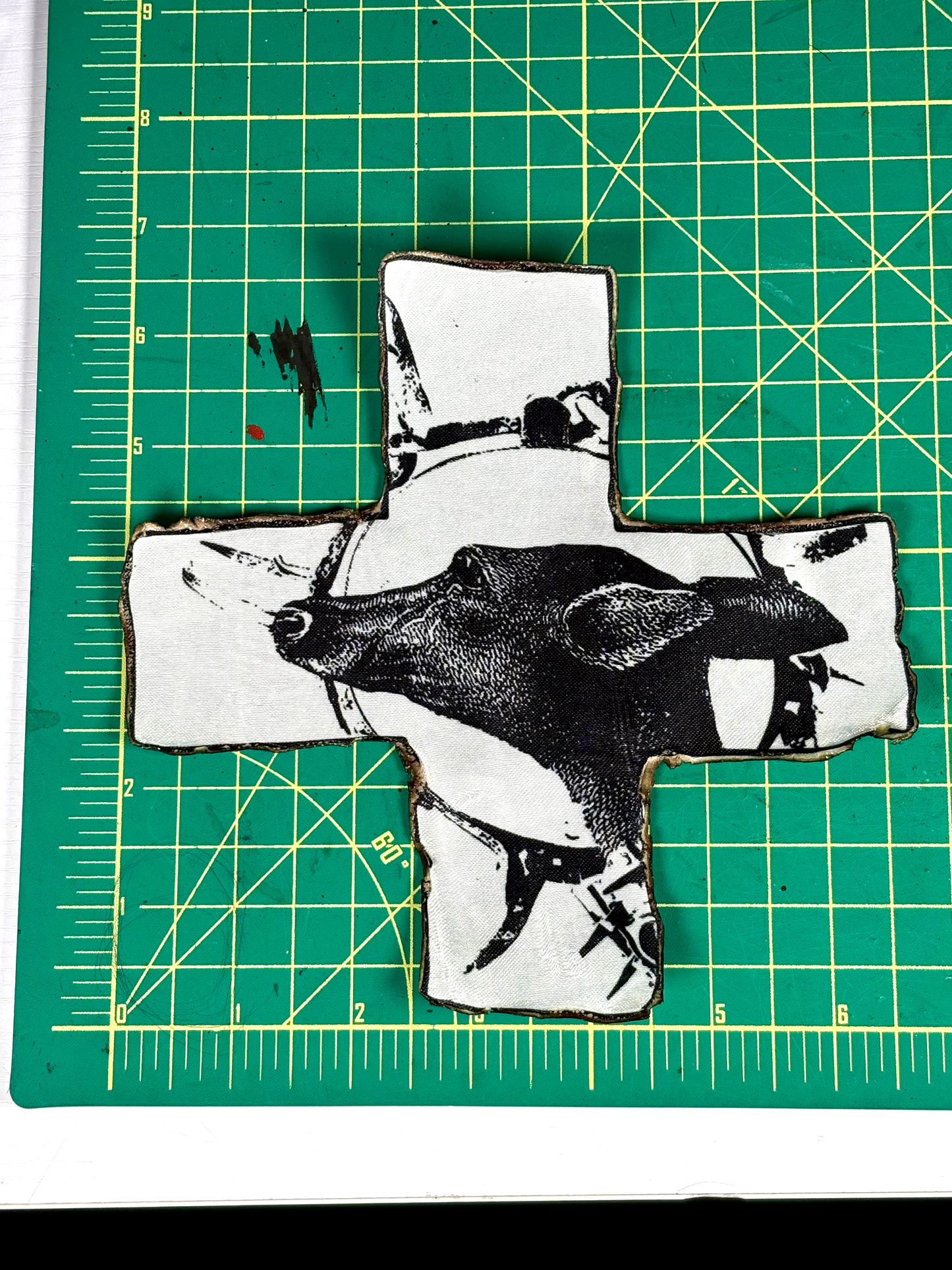 deer cross patch - (6.5"x6.5" in)