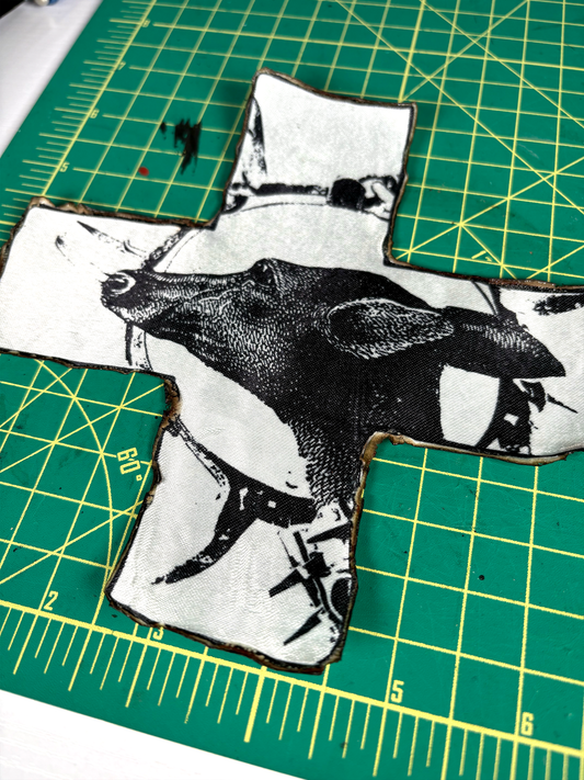 deer cross patch - (6.5"x6.5" in)
