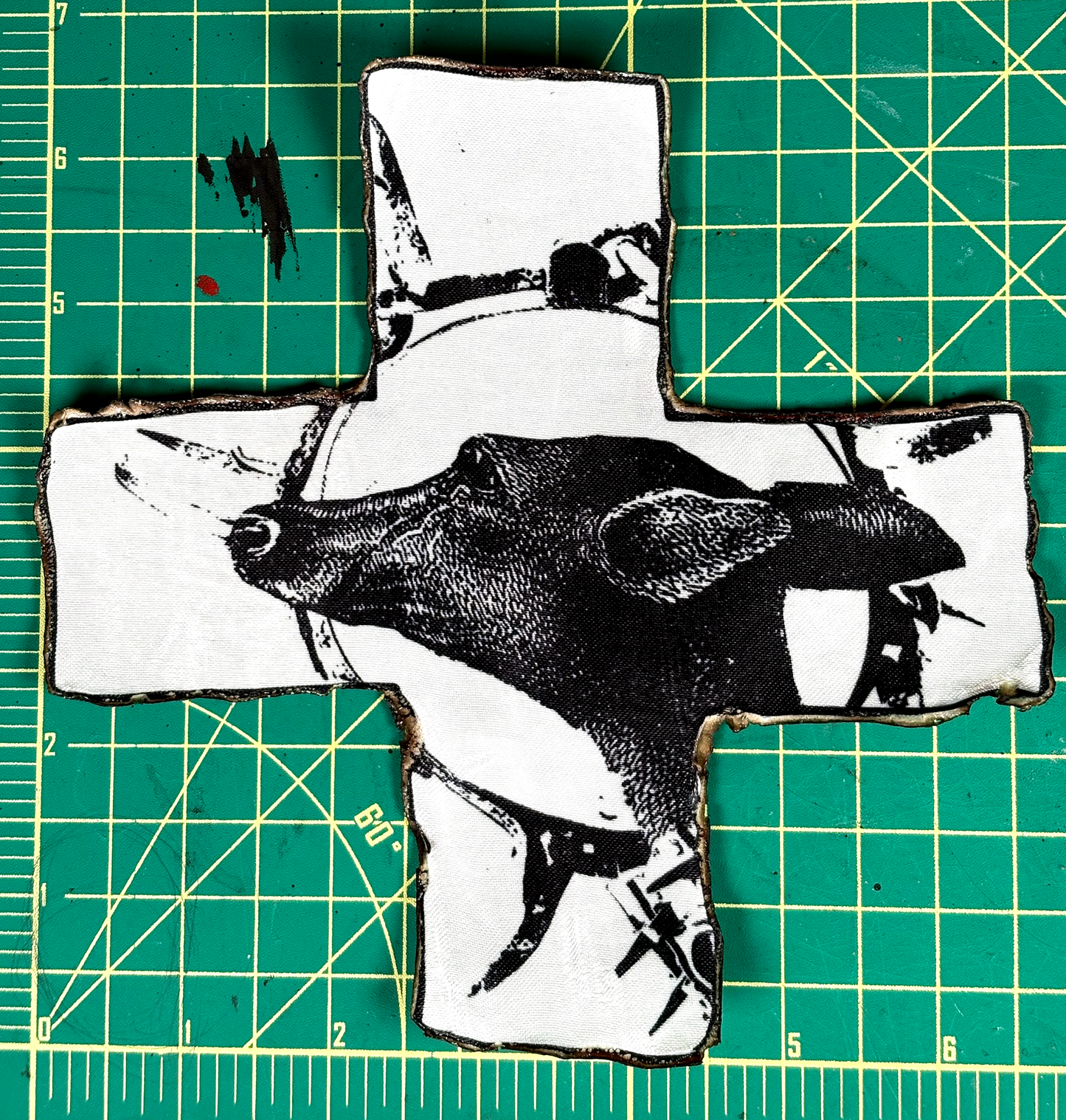 deer cross patch - (6.5"x6.5" in)